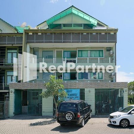 Pondok Hijau Syariah Mitra Reddoorz At Citraland Сурабая Экстерьер фото