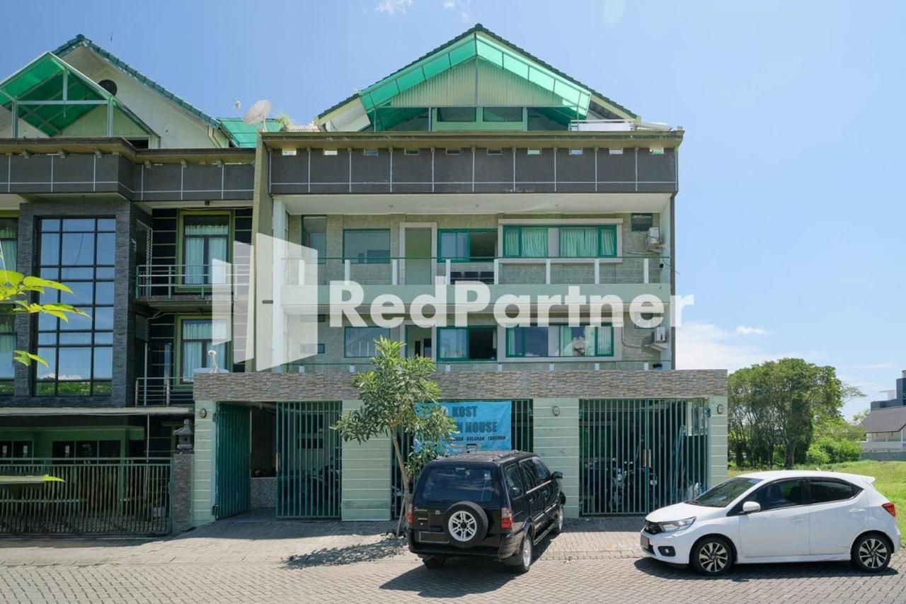 Pondok Hijau Syariah Mitra Reddoorz At Citraland Сурабая Экстерьер фото
