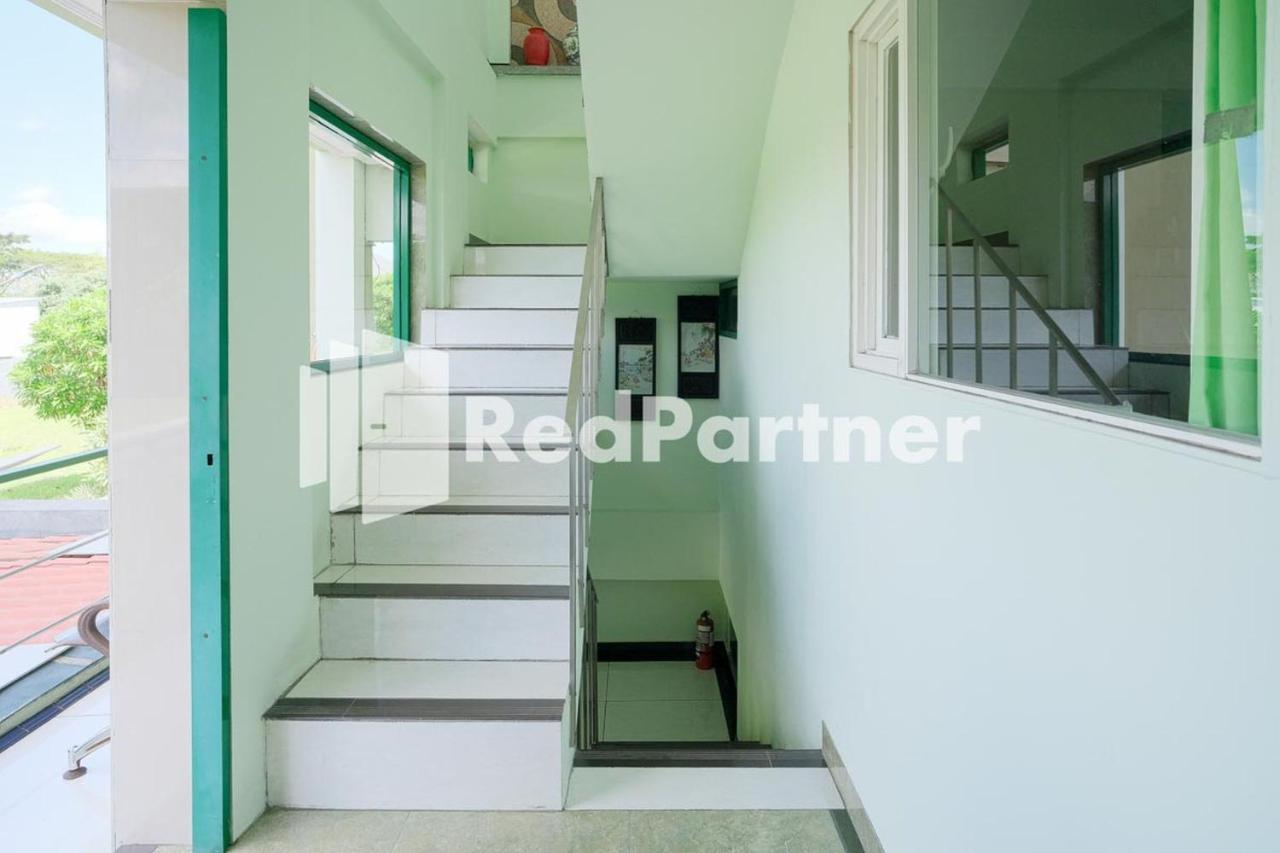Pondok Hijau Syariah Mitra Reddoorz At Citraland Сурабая Экстерьер фото